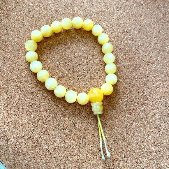 Cheerful yellow natural stone beads on yellow elastic stretch bracelet - Picture 1 of 3
